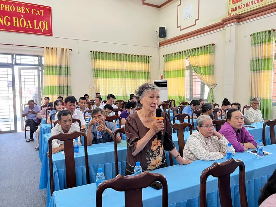 Có thể là hình ảnh về 8 người, mọi người đang học và văn bản