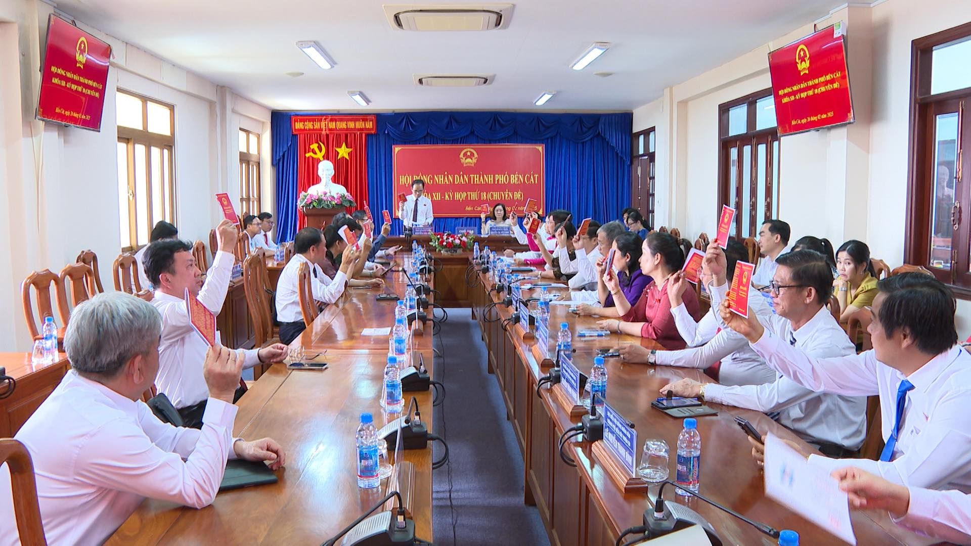 Có thể là hình ảnh về 7 người, đền thờ và văn bản