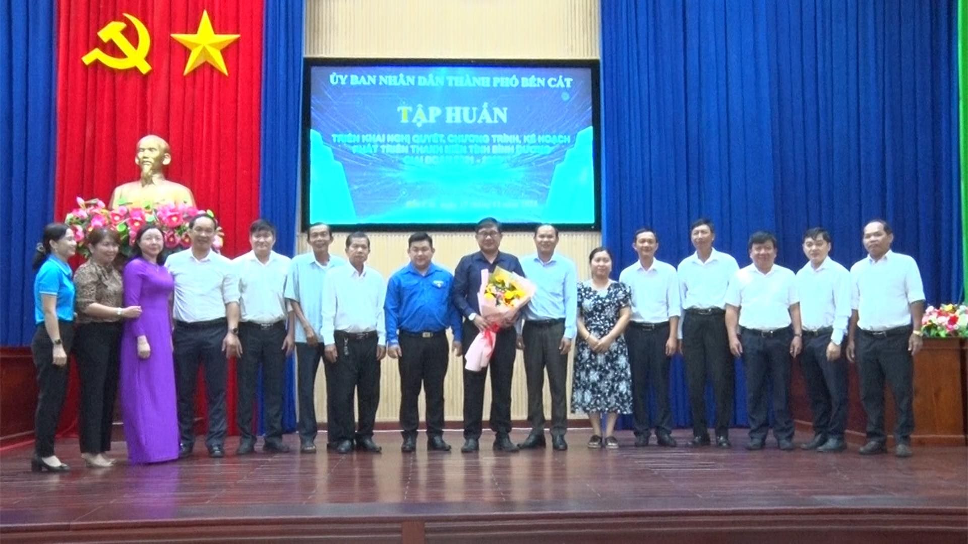 Có thể là hình ảnh về 16 người và văn bản