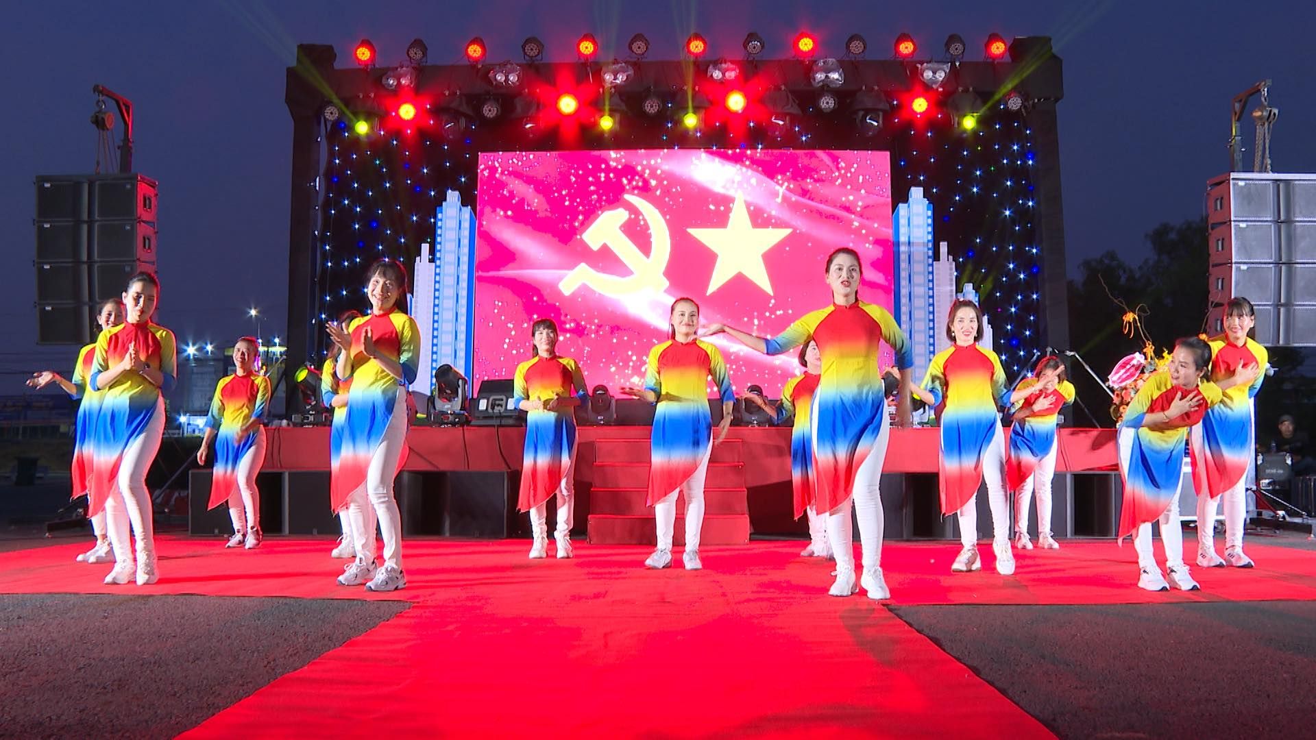 Có thể là hình ảnh về 11 người, mọi người đang khiêu vũ và văn bản