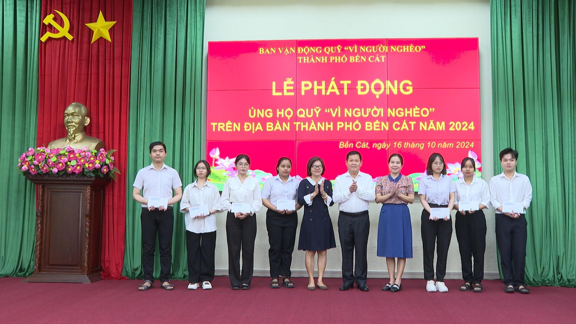 Có thể là hình ảnh về 10 người và văn bản