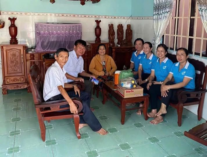 Có thể là hình ảnh về 4 người, cái bục và văn bản