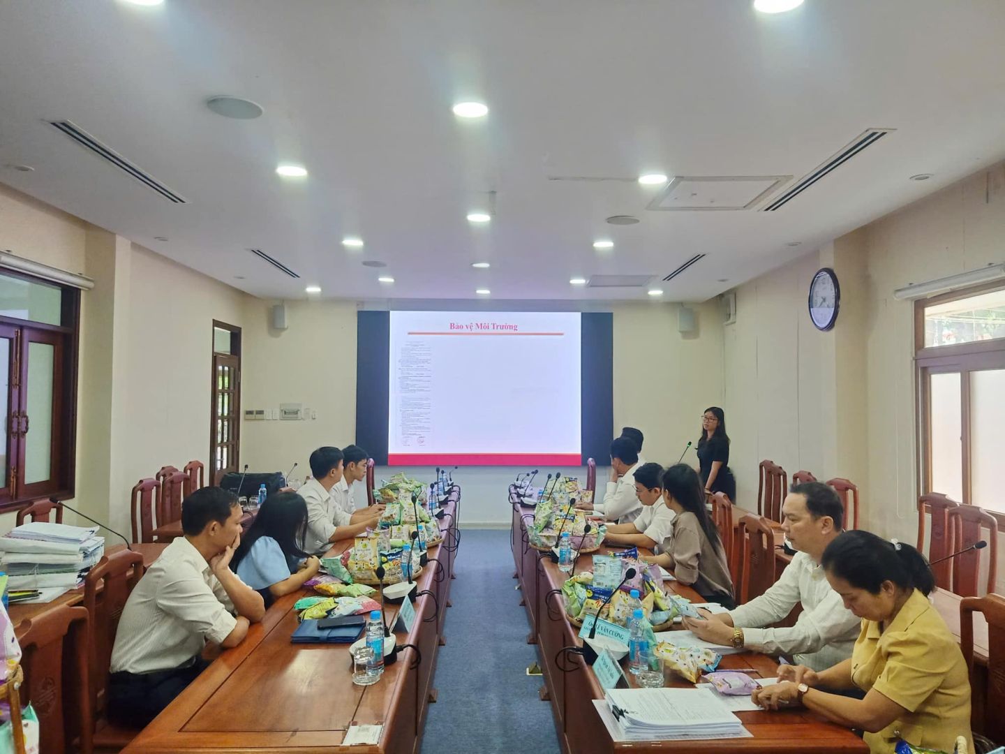 Có thể là hình ảnh về 7 người, mọi người đang học, bàn và văn bản