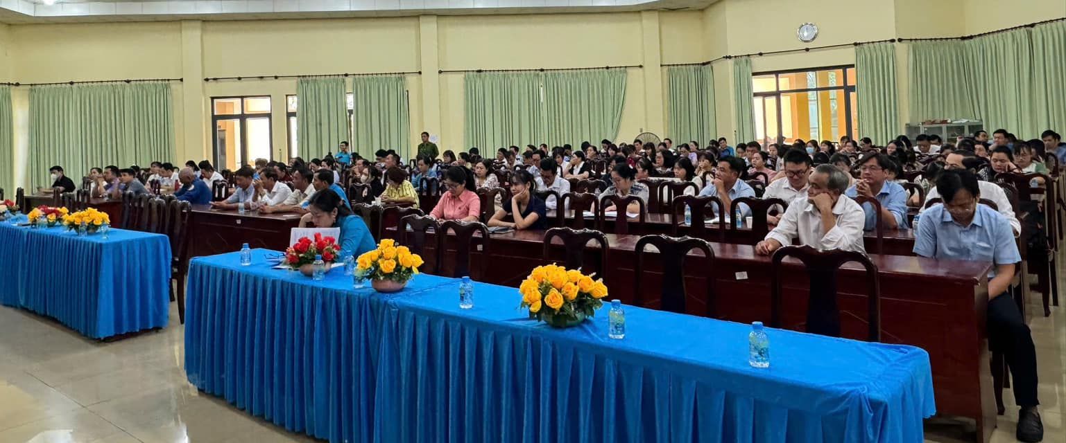 Có thể là hình ảnh về 1 người