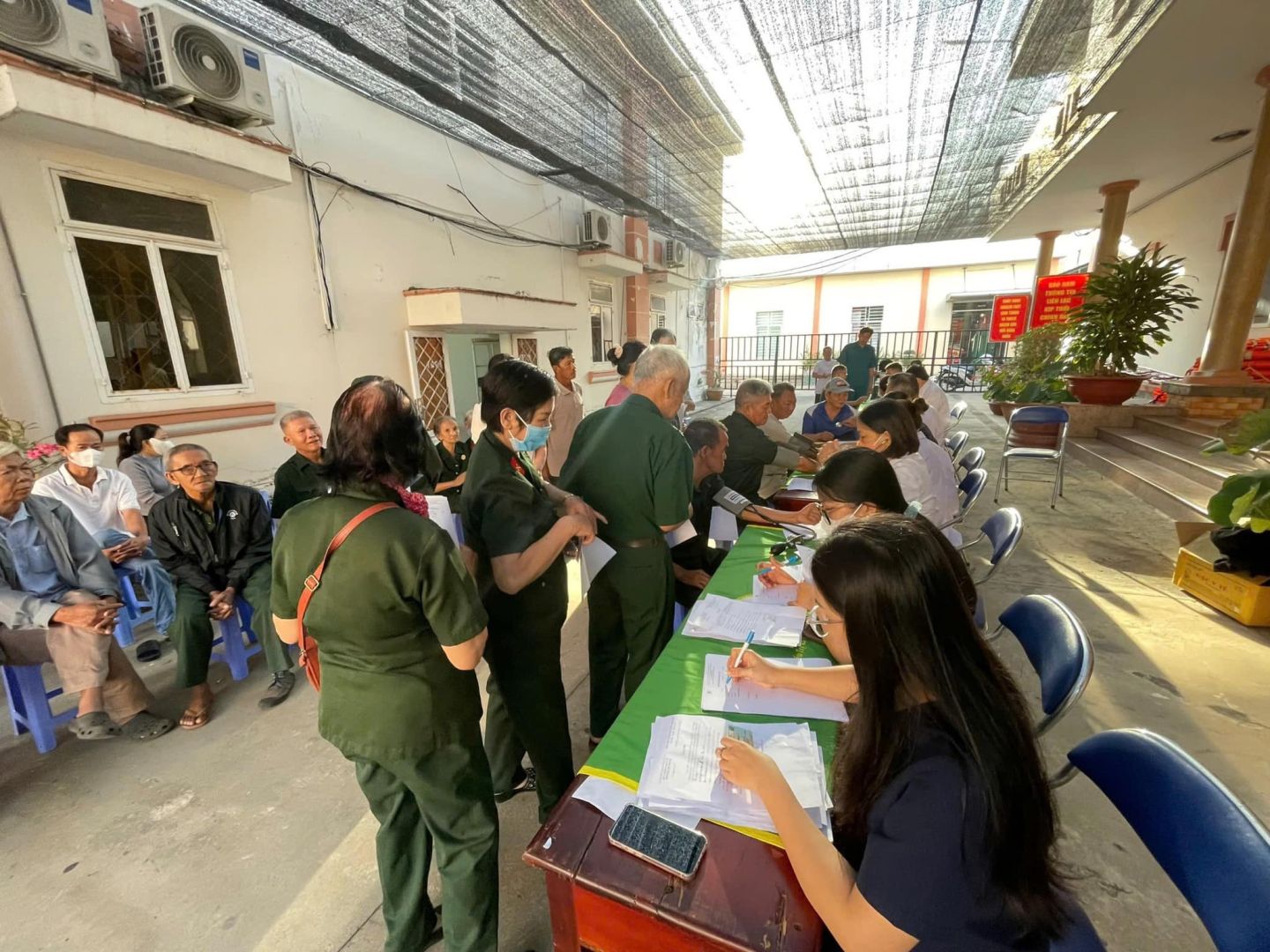 C&oacute; thể l&agrave; h&igrave;nh ảnh về 9 người, mọi người đang học v&agrave; bệnh viện