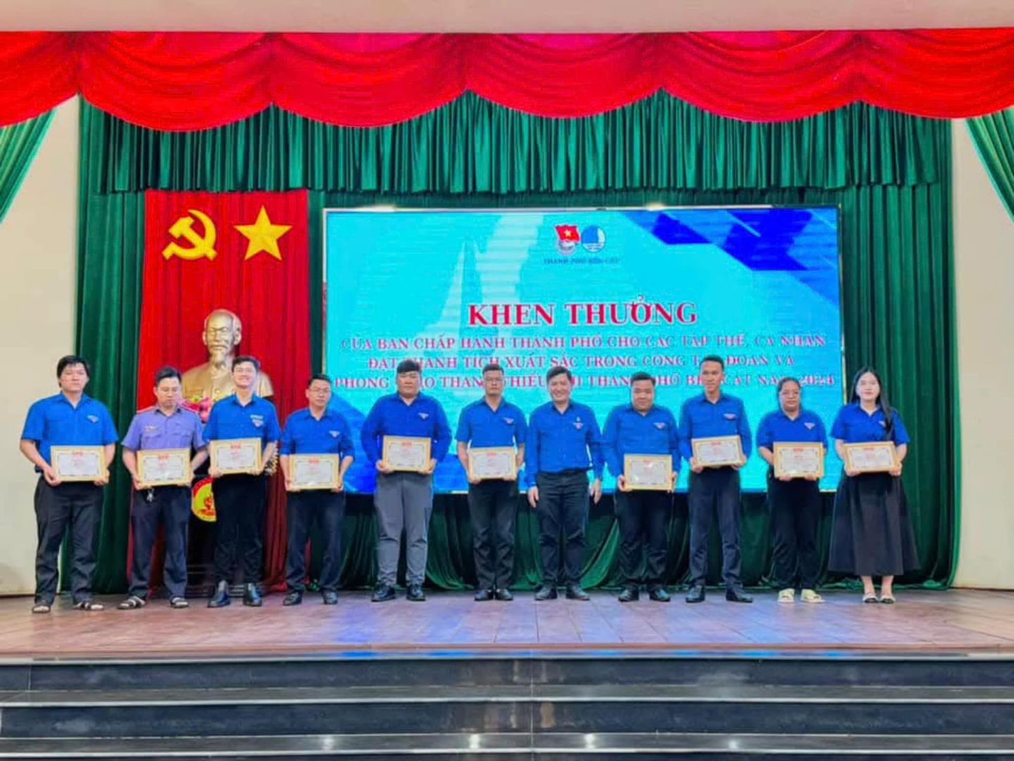 Có thể là hình ảnh về 11 người và văn bản