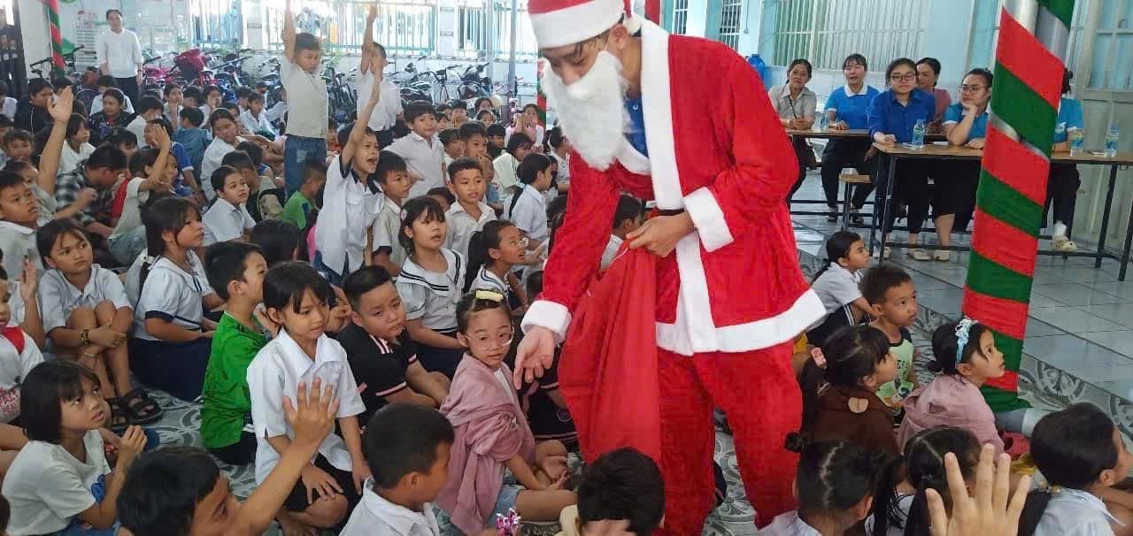 Có thể là hình ảnh về 8 người, cây và văn bản