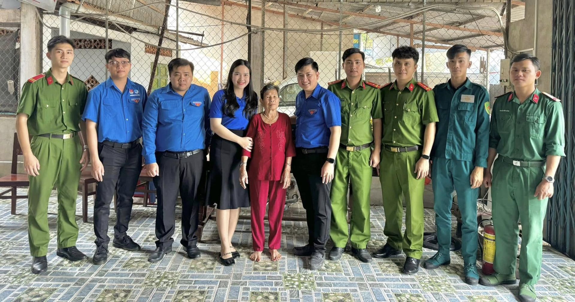 Có thể là hình ảnh về 10 người