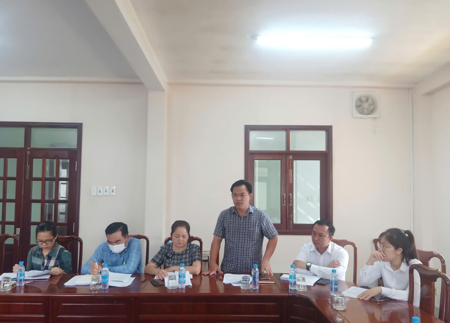 Có thể là hình ảnh về 6 người và mọi người đang học