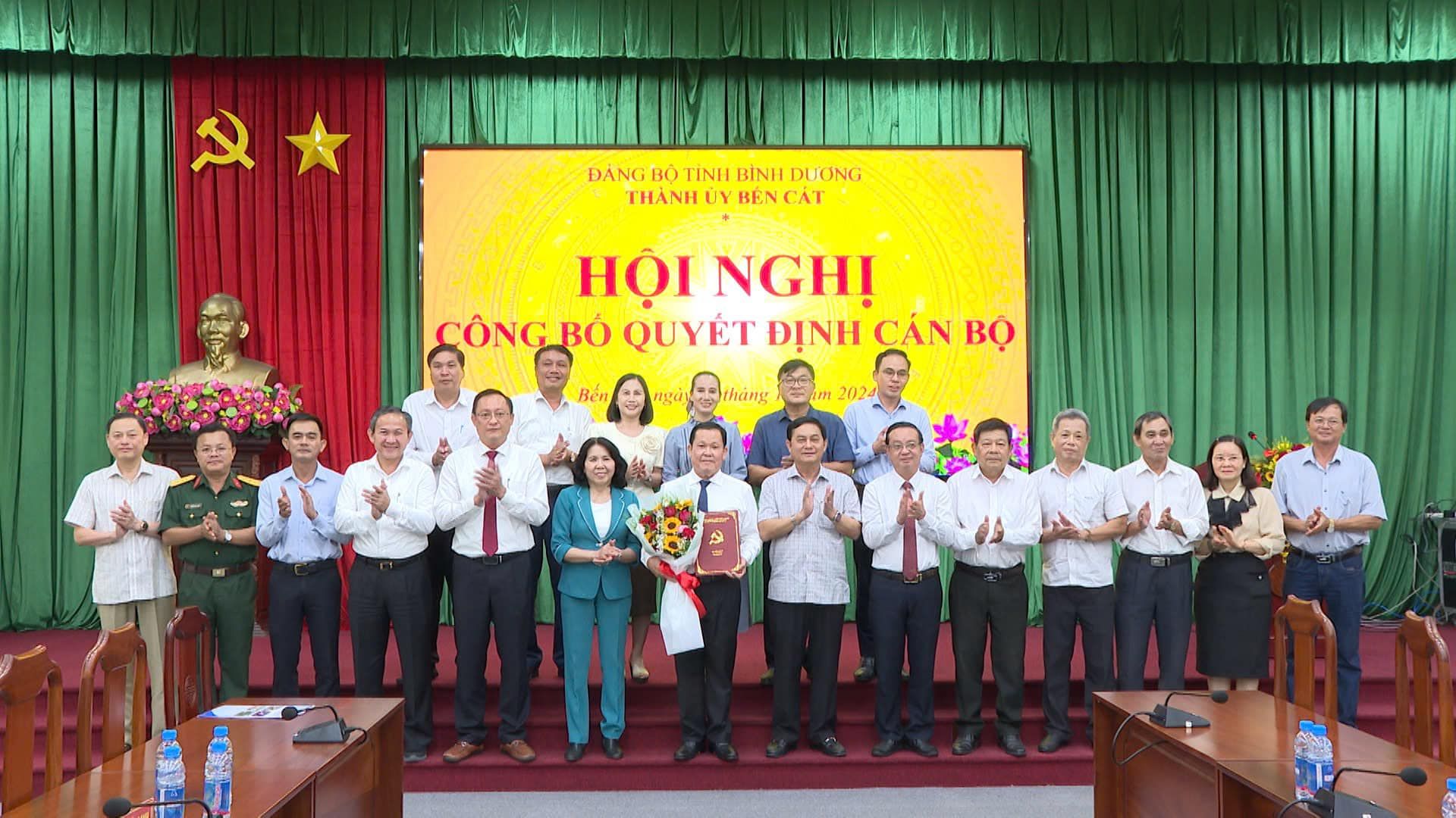 Có thể là hình ảnh về 12 người và văn bản