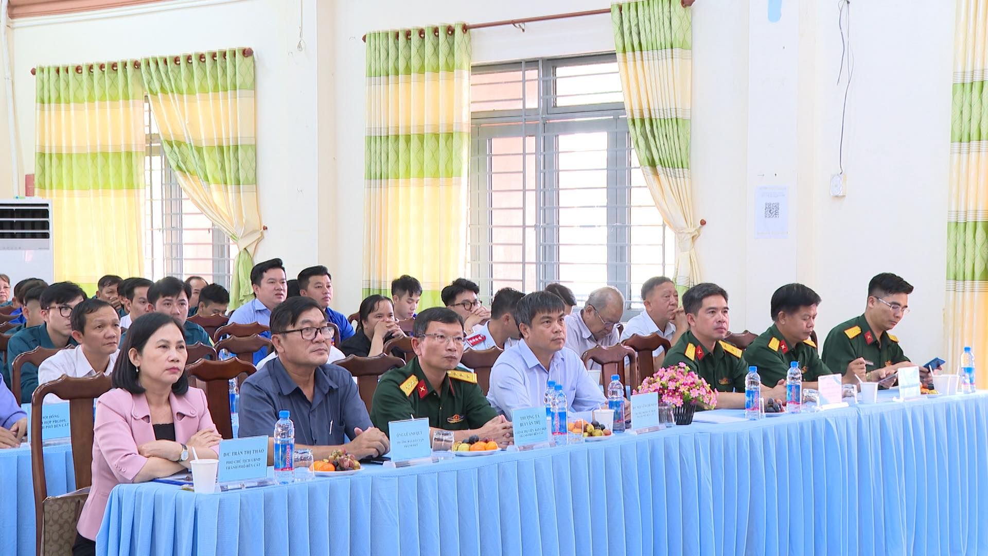 Có thể là hình ảnh về 7 người và cái bục