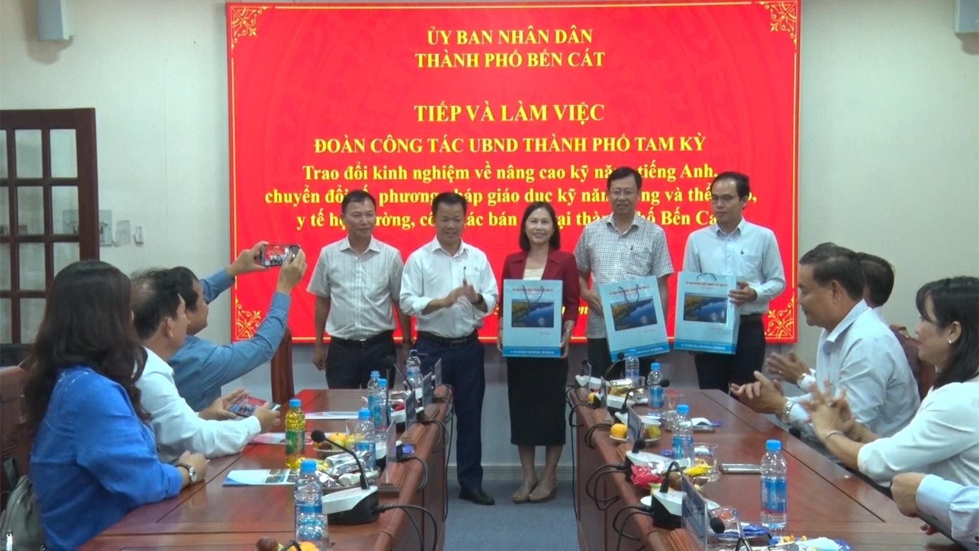 Có thể là hình ảnh về 9 người, mọi người đang học và văn bản
