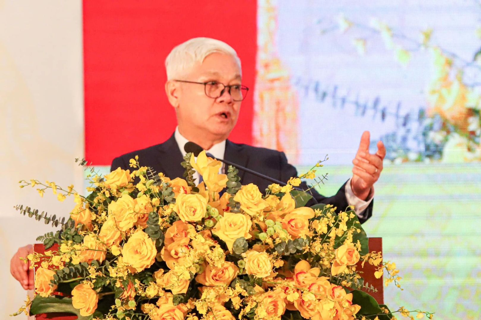 Có thể là hình ảnh về 1 người và cái bục