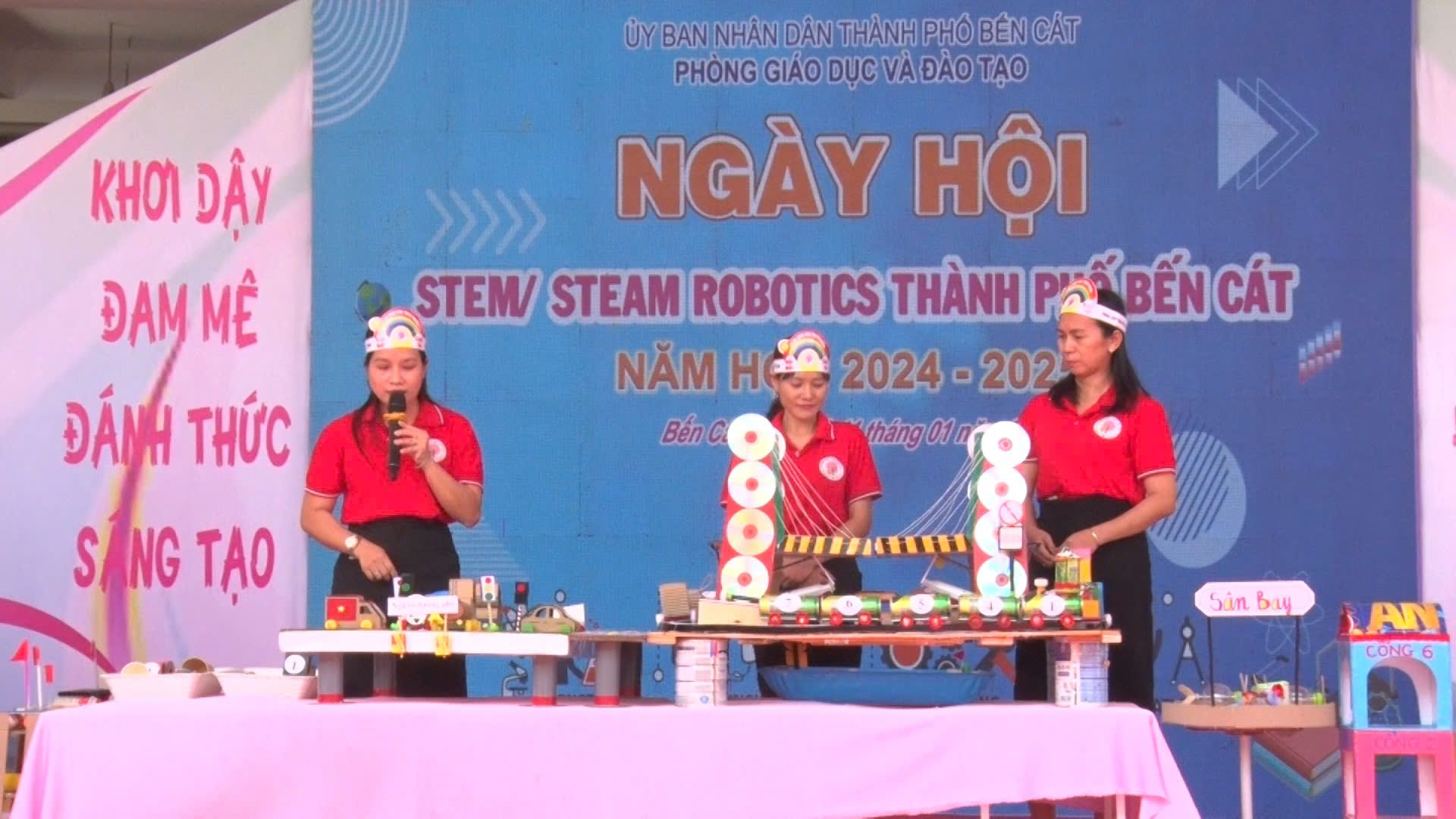 Có thể là hình ảnh về 3 người và văn bản cho biết 'KHO DẬY ĐAM MỀ ĐÁNH THỨC ÜYBAN NHÂN DÂN THÀNH PHÔ BỀN CÁT PHÒNG GIÁO DỤC AĐÃO TẠO NGÀY HỘI STEM/ STEAM ROBOTICS THÀNH PBẾN BẾN CÁT NĂM Hee Ha 2024-202 -202 2024 tháng01 01 BếnG SANGTẠO SANG TẠO HIAAH HIRATH HIH Sản Bay LAN CONG6 a'