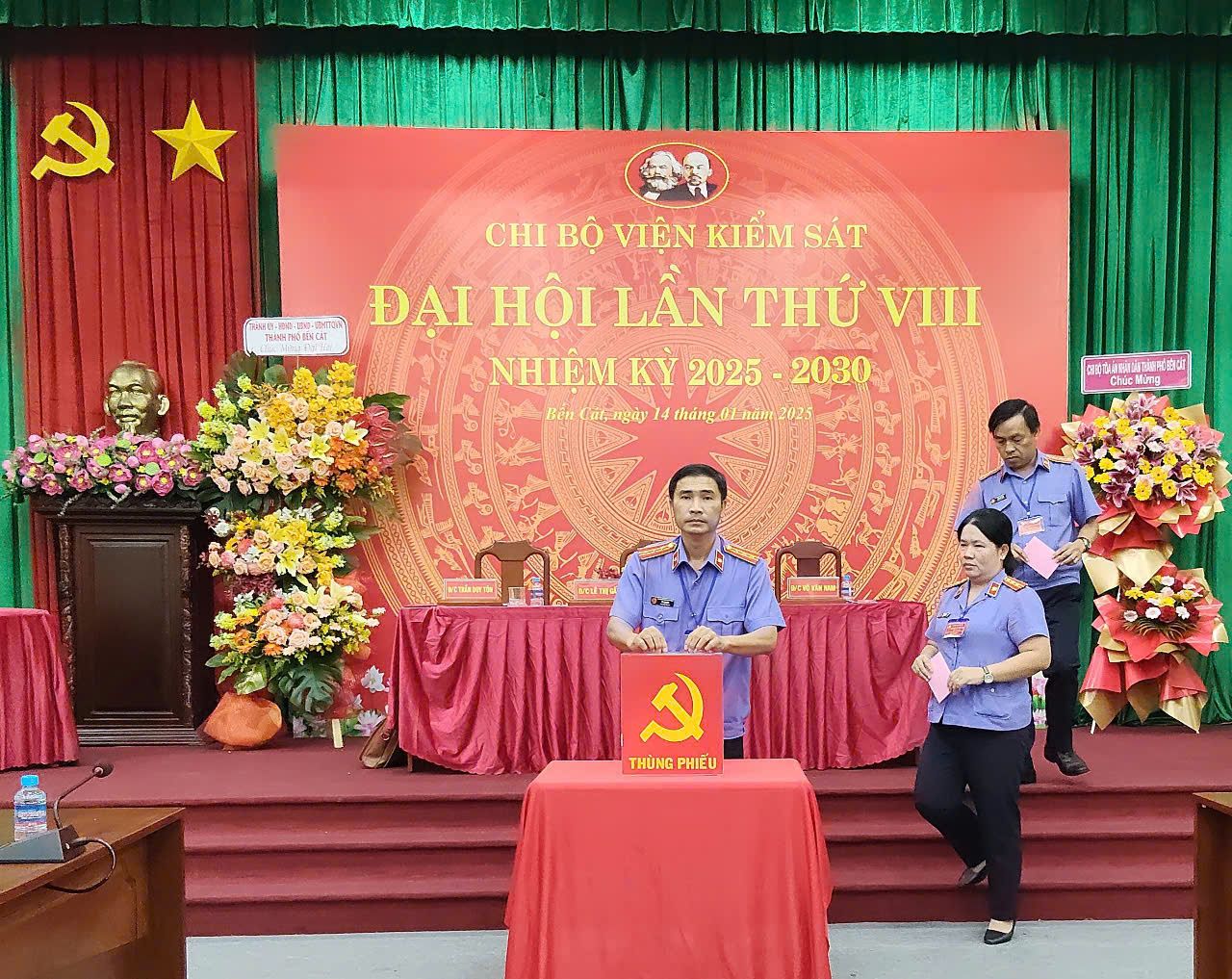 Có thể là hình ảnh về 3 người, cái bục, đền thờ và văn bản