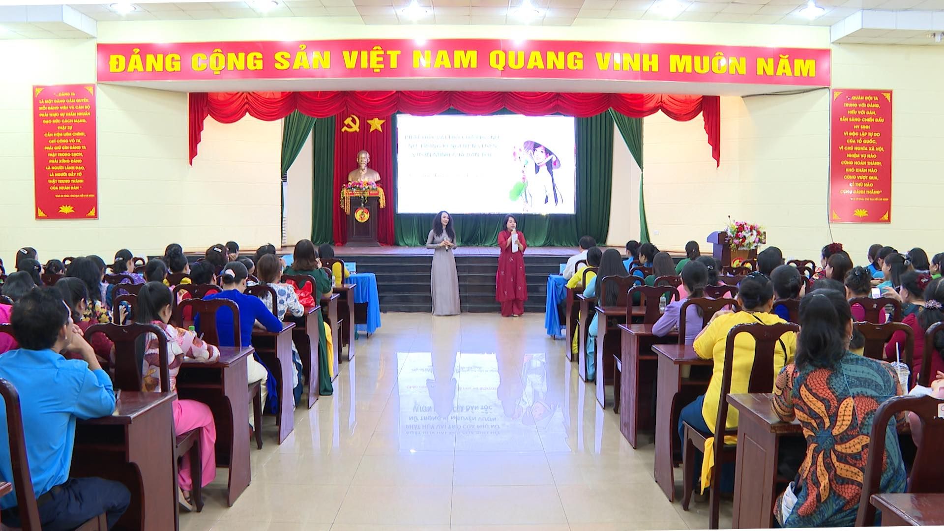 Có thể là hình ảnh về 3 người và văn bản