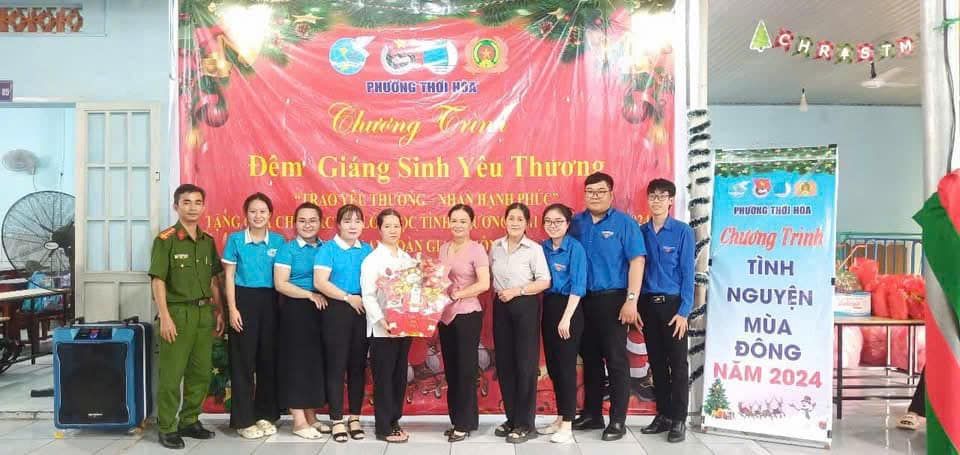 Có thể là hình ảnh về 9 người và văn bản