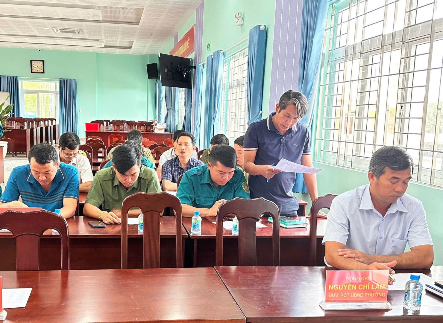 Có thể là hình ảnh về 6 người, mọi người đang học và văn bản