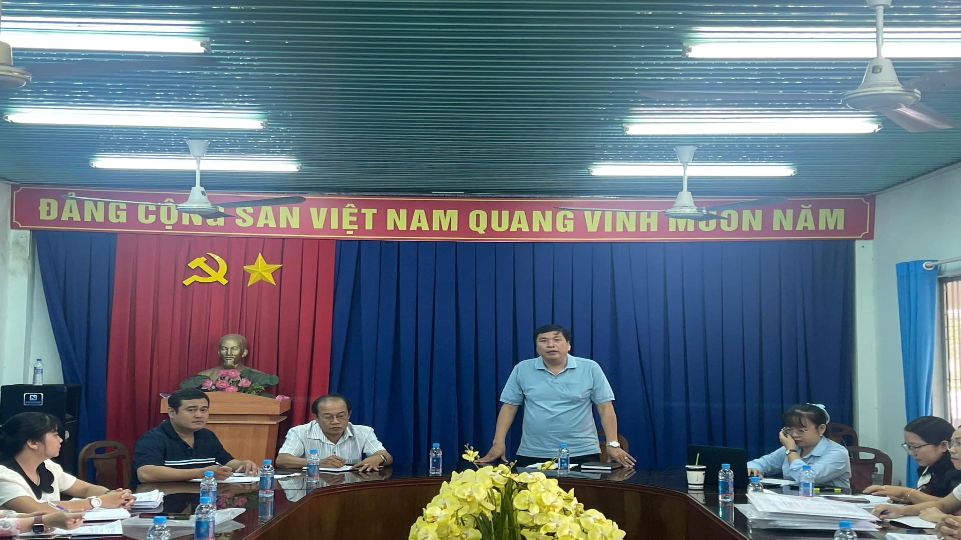 C&oacute; thể l&agrave; h&igrave;nh ảnh về 7 người v&agrave; văn bản