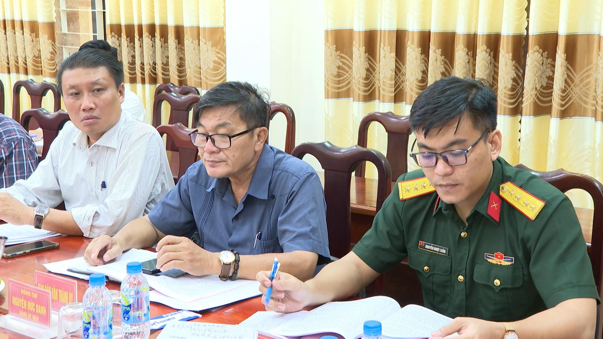 Có thể là hình ảnh về 3 người và văn bản