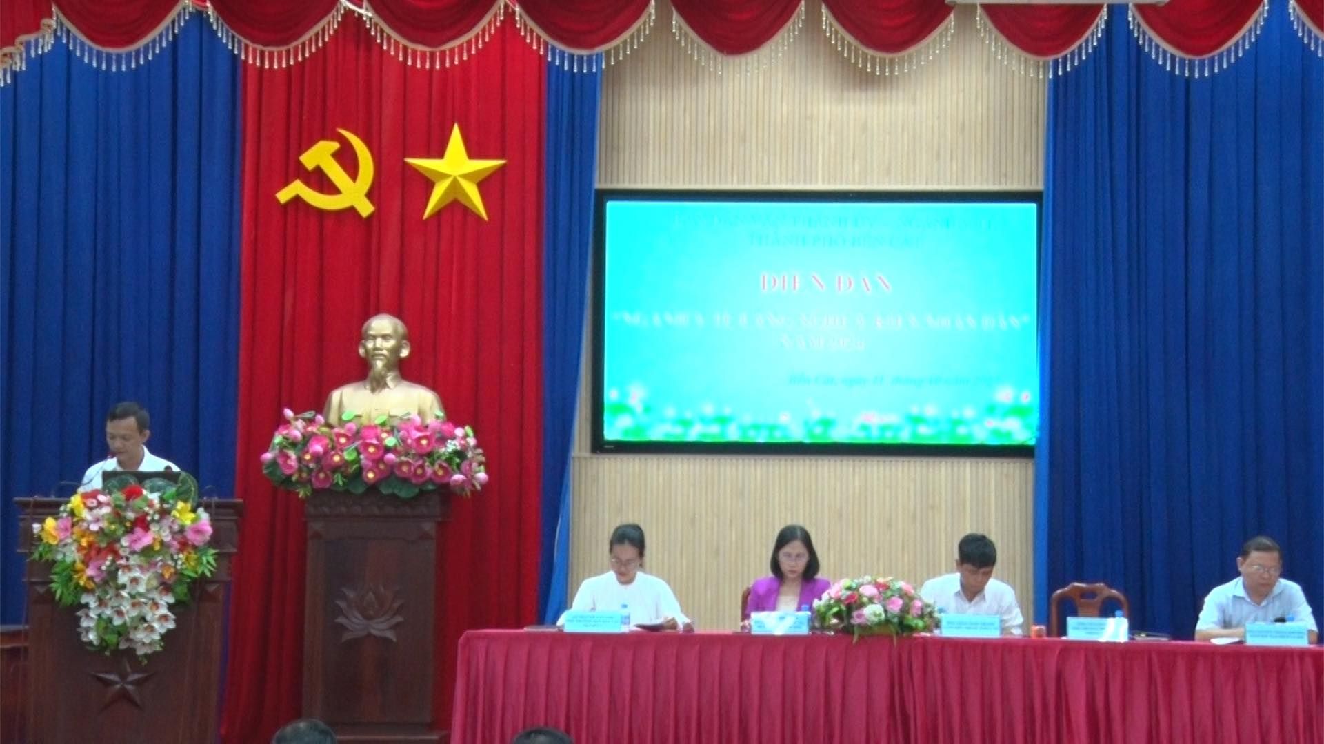 Có thể là hình ảnh về 6 người, cái bục và văn bản