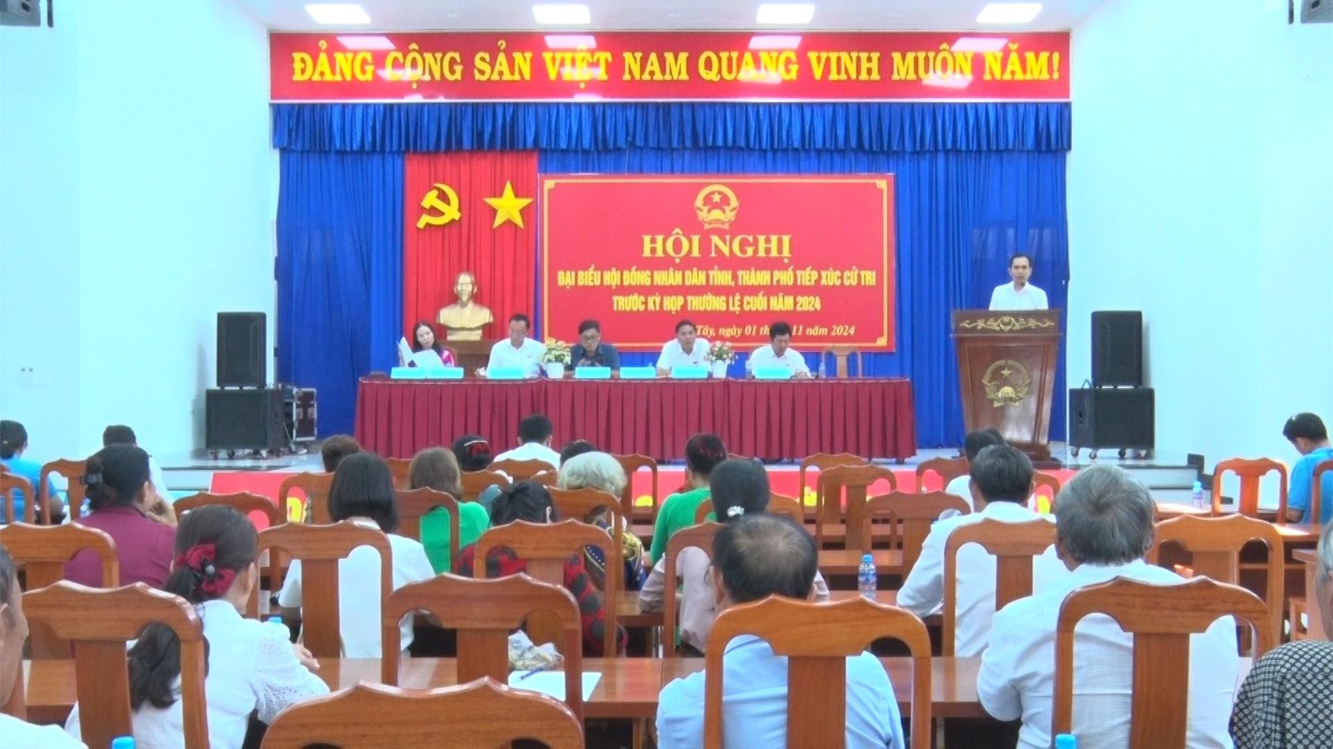 Có thể là hình ảnh về 12 người, cái bục và văn bản