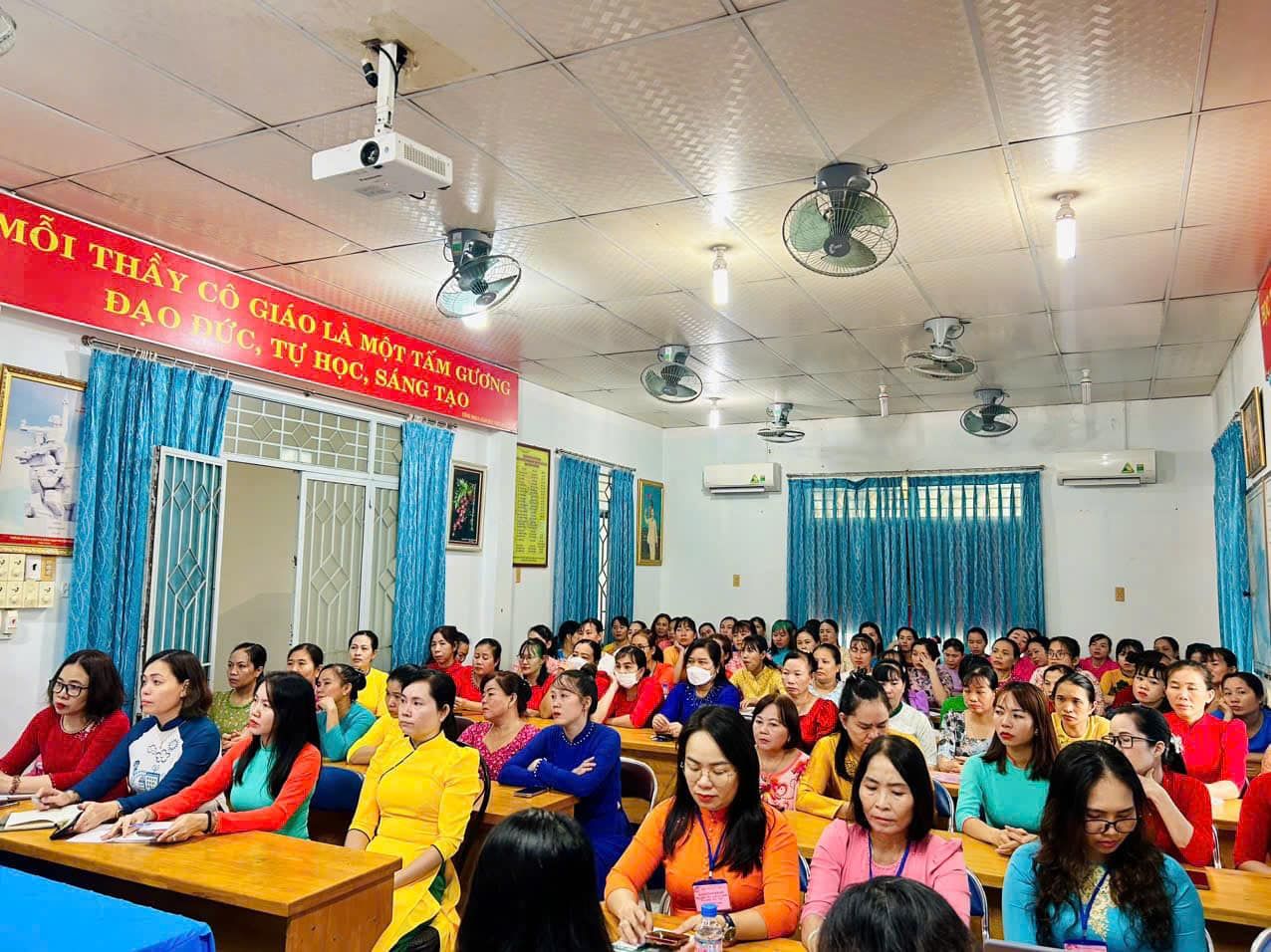 Có thể là hình ảnh về 4 người, mọi người đang học, đồ chơi trẻ em và văn bản