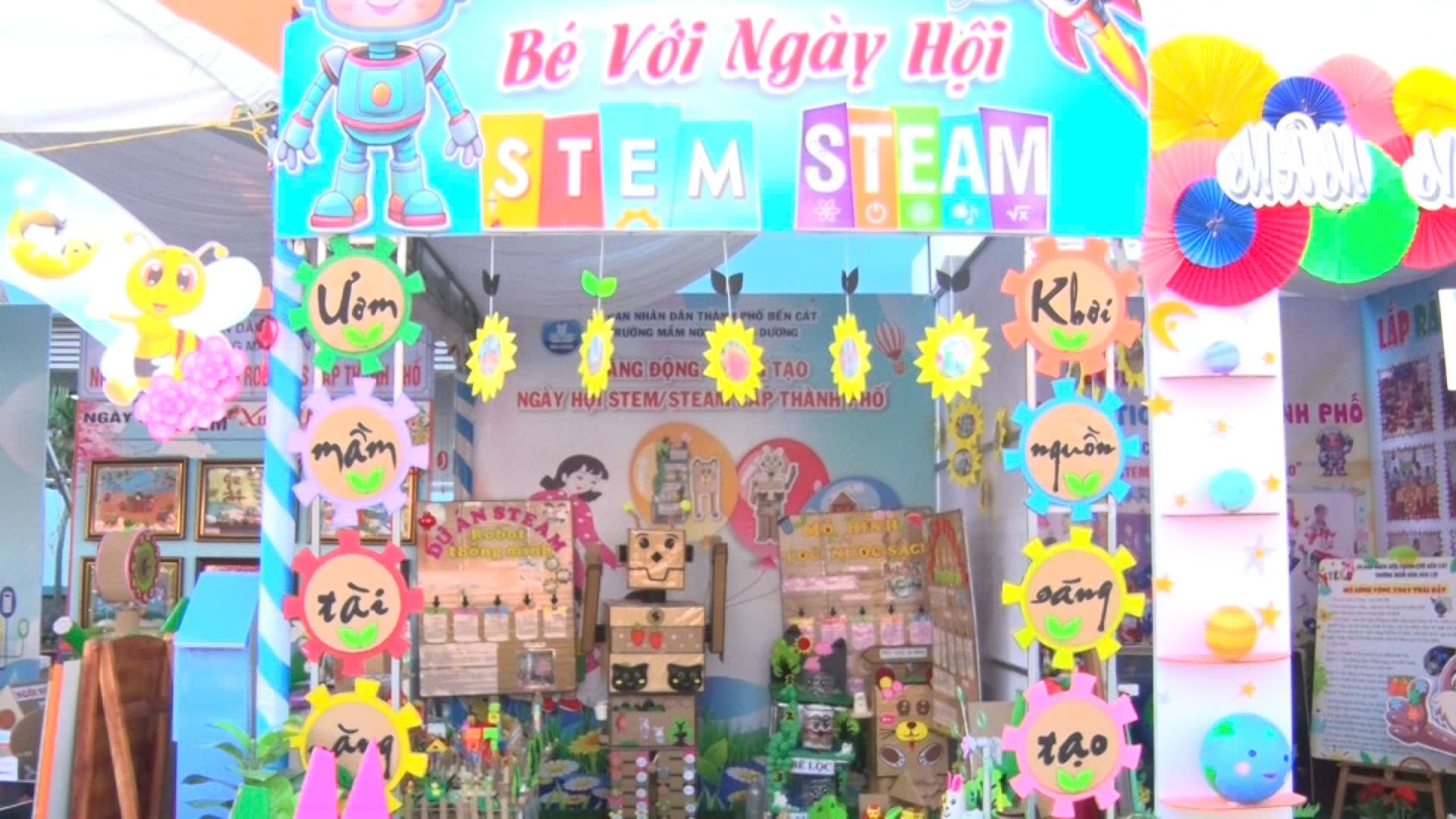 Có thể là hình ảnh về đồ chơi và văn bản