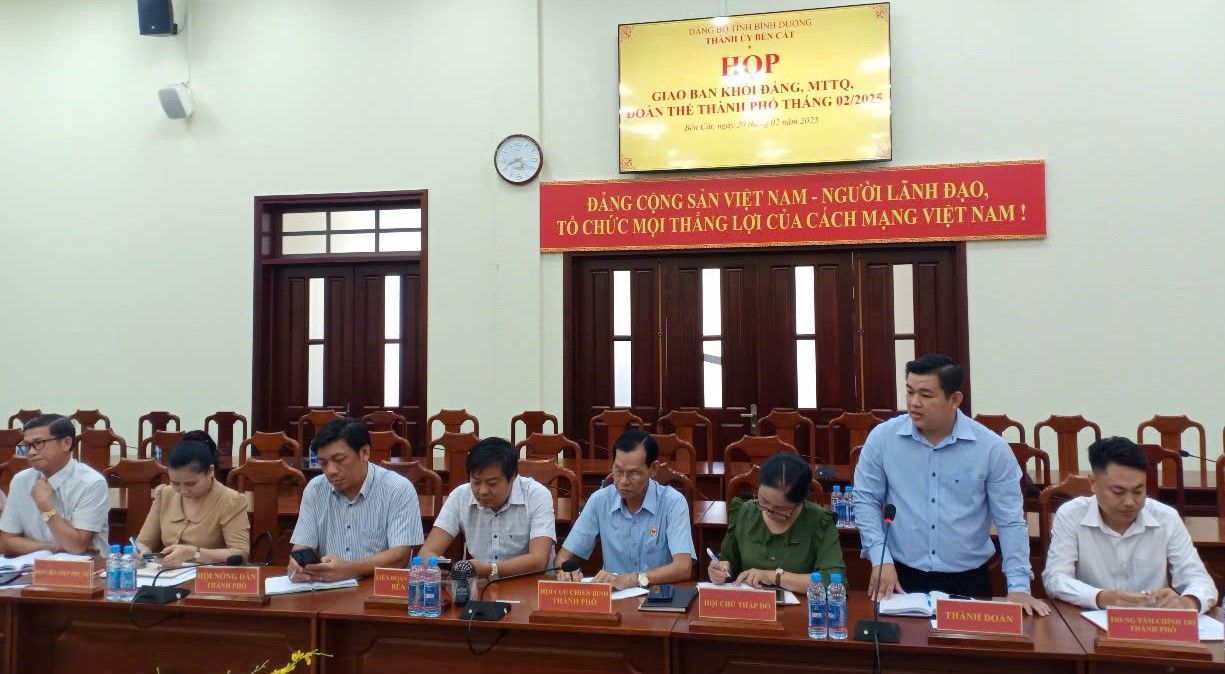 Có thể là hình ảnh về 8 người và văn bản