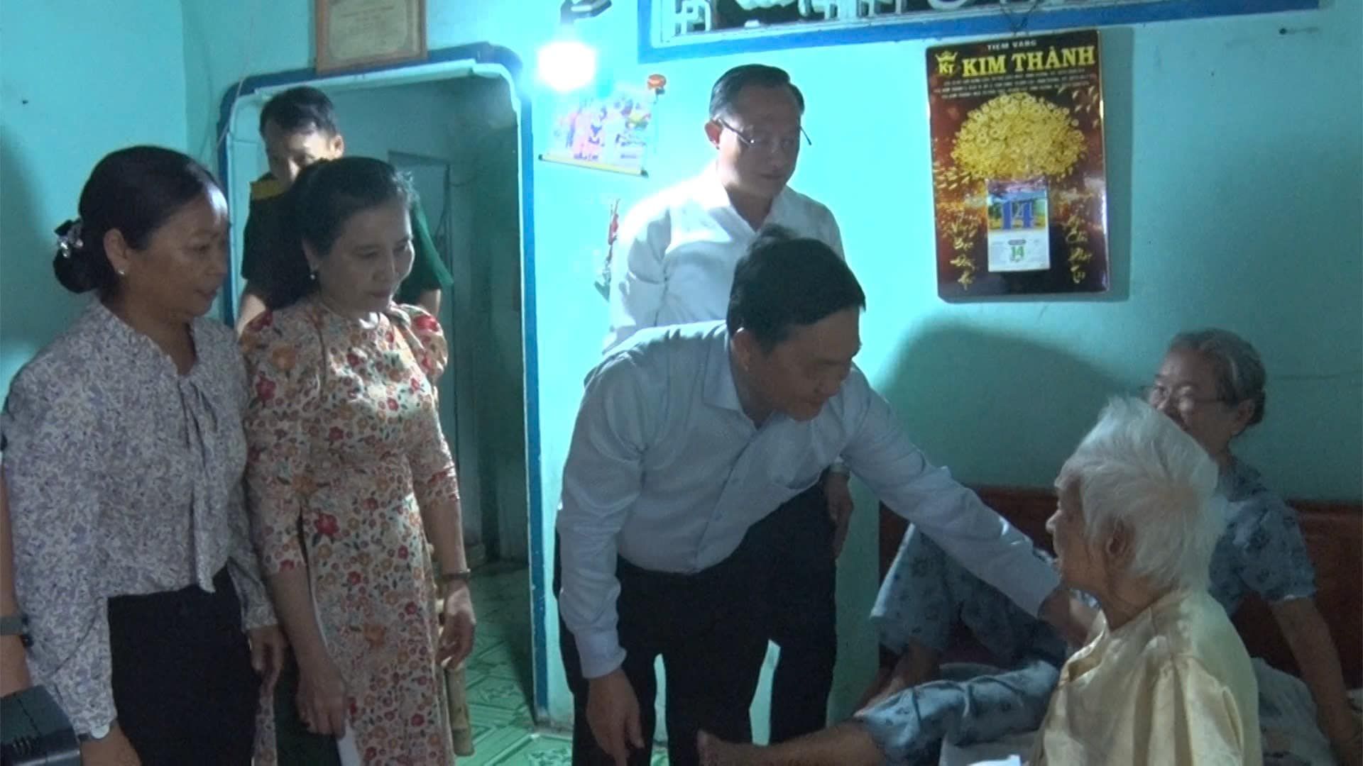 Có thể là hình ảnh về 6 người và bệnh viện