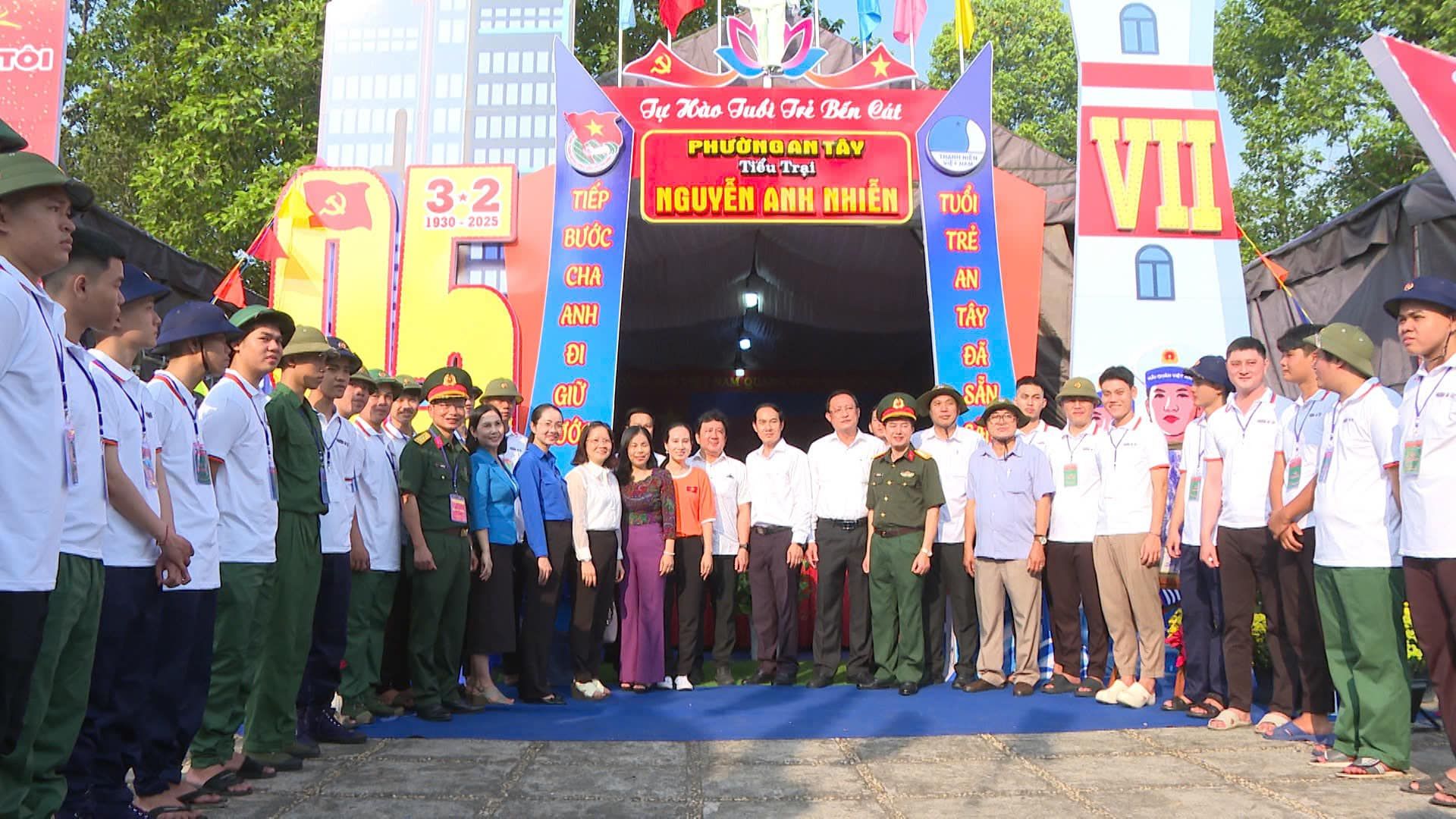 Có thể là hình ảnh về 16 người và văn bản cho biết 'OI 3.2 1930 2023 2023 TIẾP BƯỚC CHA Tự XAB Πи6ι Fri BéR Cát PHƯỞNGANTAY τΑν AN Τιδα Trai NGUYỄN ANH NHIỄN 2 三 อดี TUỐI TRẺ AN TÂY ANH อ1 GIỮ VII'