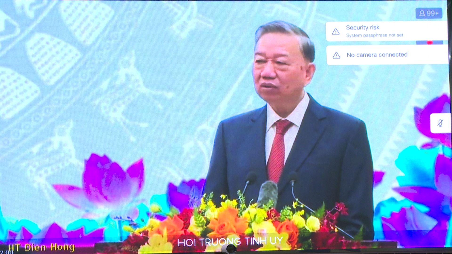 Có thể là hình ảnh về 1 người, TV, phòng tin tức và văn bản
