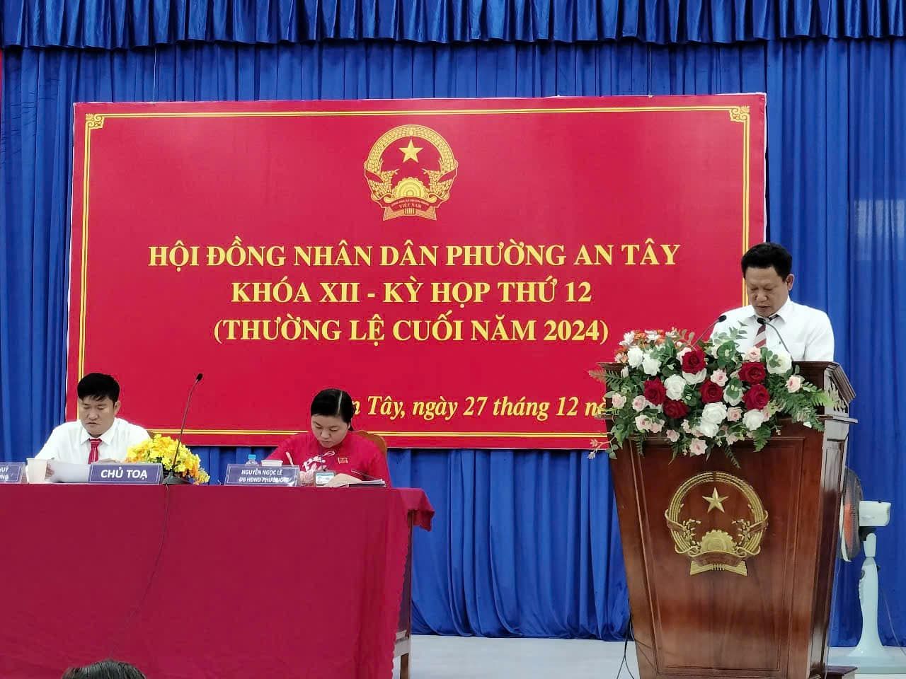 C&oacute; thể l&agrave; h&igrave;nh ảnh về 4 người, c&aacute;i bục v&agrave; văn bản