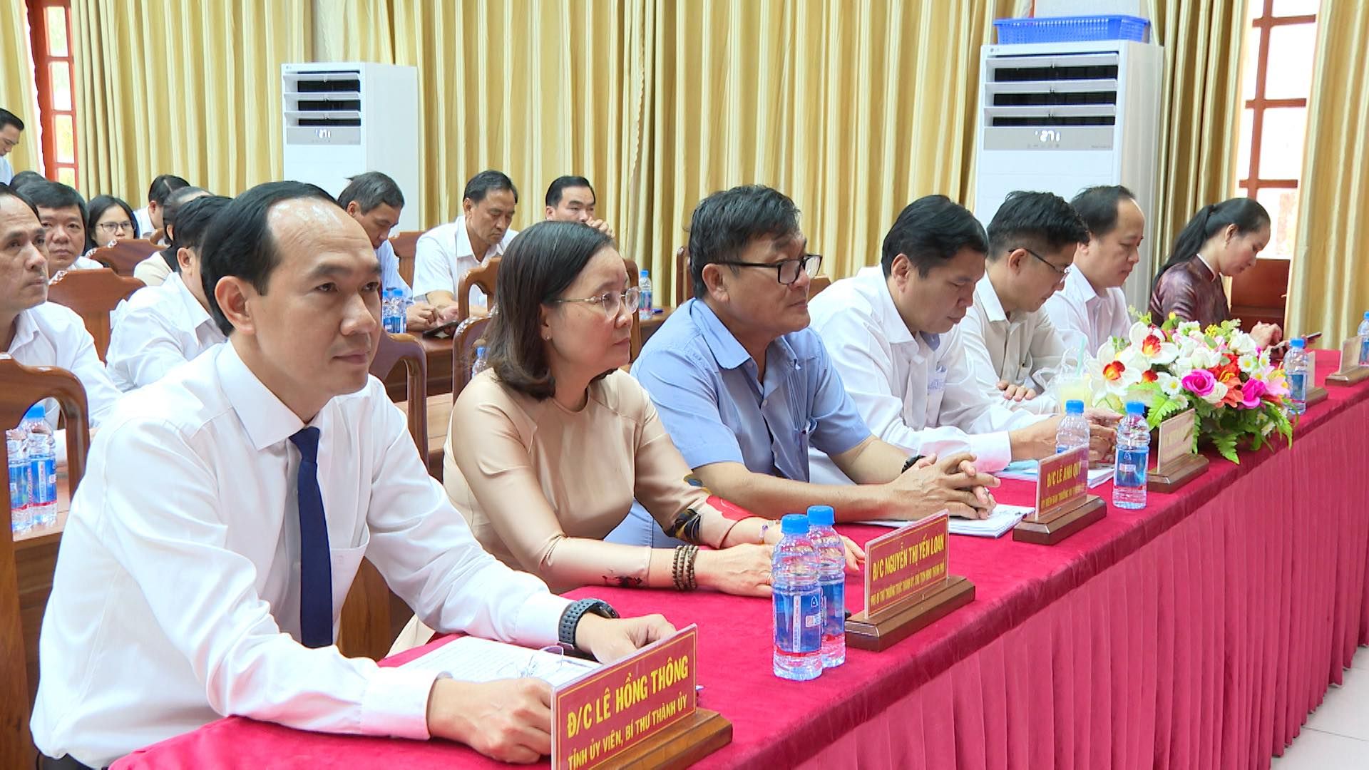 Có thể là hình ảnh về 5 người và văn bản