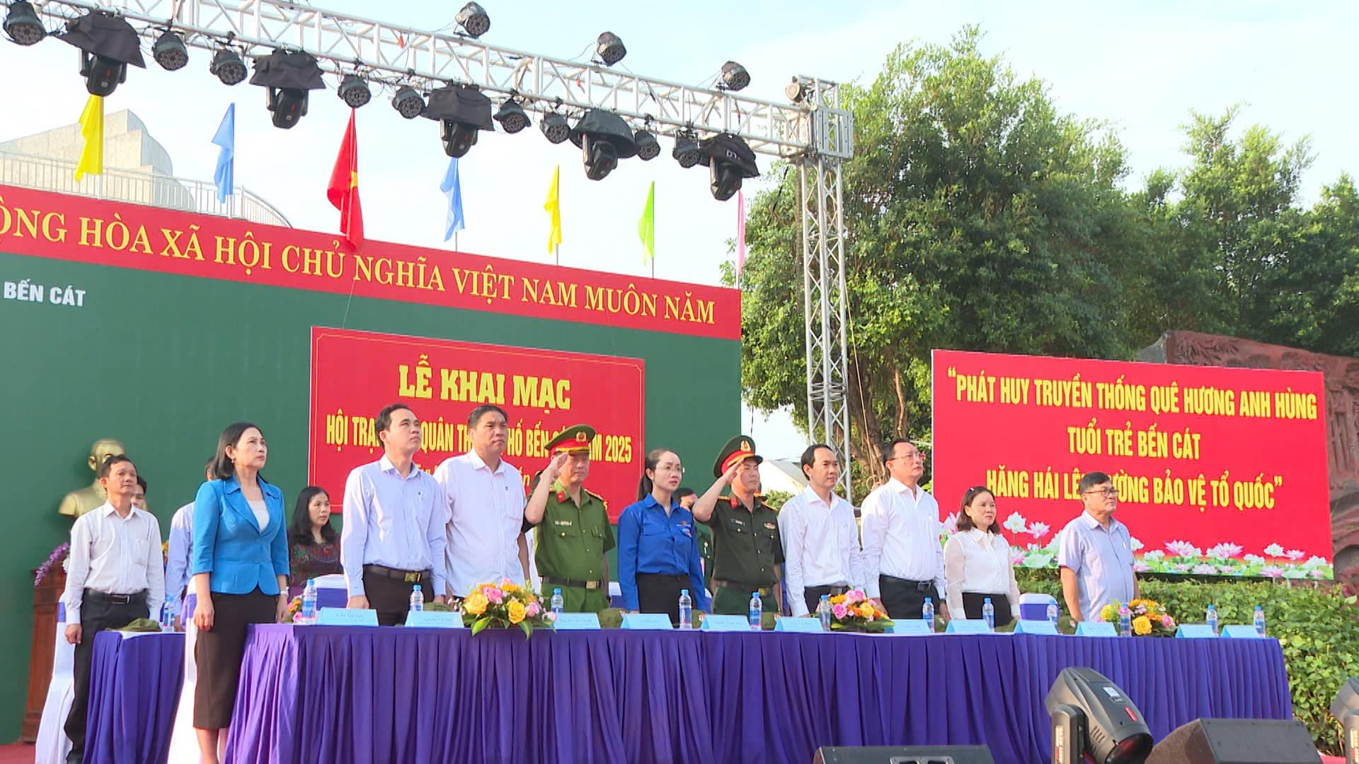 Có thể là hình ảnh về 12 người và văn bản cho biết 'BẾN CÁT NG HOA XÃ HỘI CHỦ NGHĨA VIỆT NAM MUÔN MUÔNNĂM NĂM LỄ AMAC KHAI MAC 障国J美如園手動良一物 2025 HỘITRA 生Q山MT HONEN "PHAT HUY "_ TRUYỀN THỐNG QUÊ ANH HUNG TUỔI TRẺ TUỐITRÉBÉNCÁT BÉN CÁT HẮNG HÁI ÙNG BẢO VỆ TÓ QUÓC" ούρ" แด็ด'