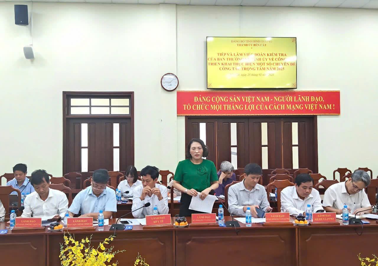 Có thể là hình ảnh về 9 người và văn bản