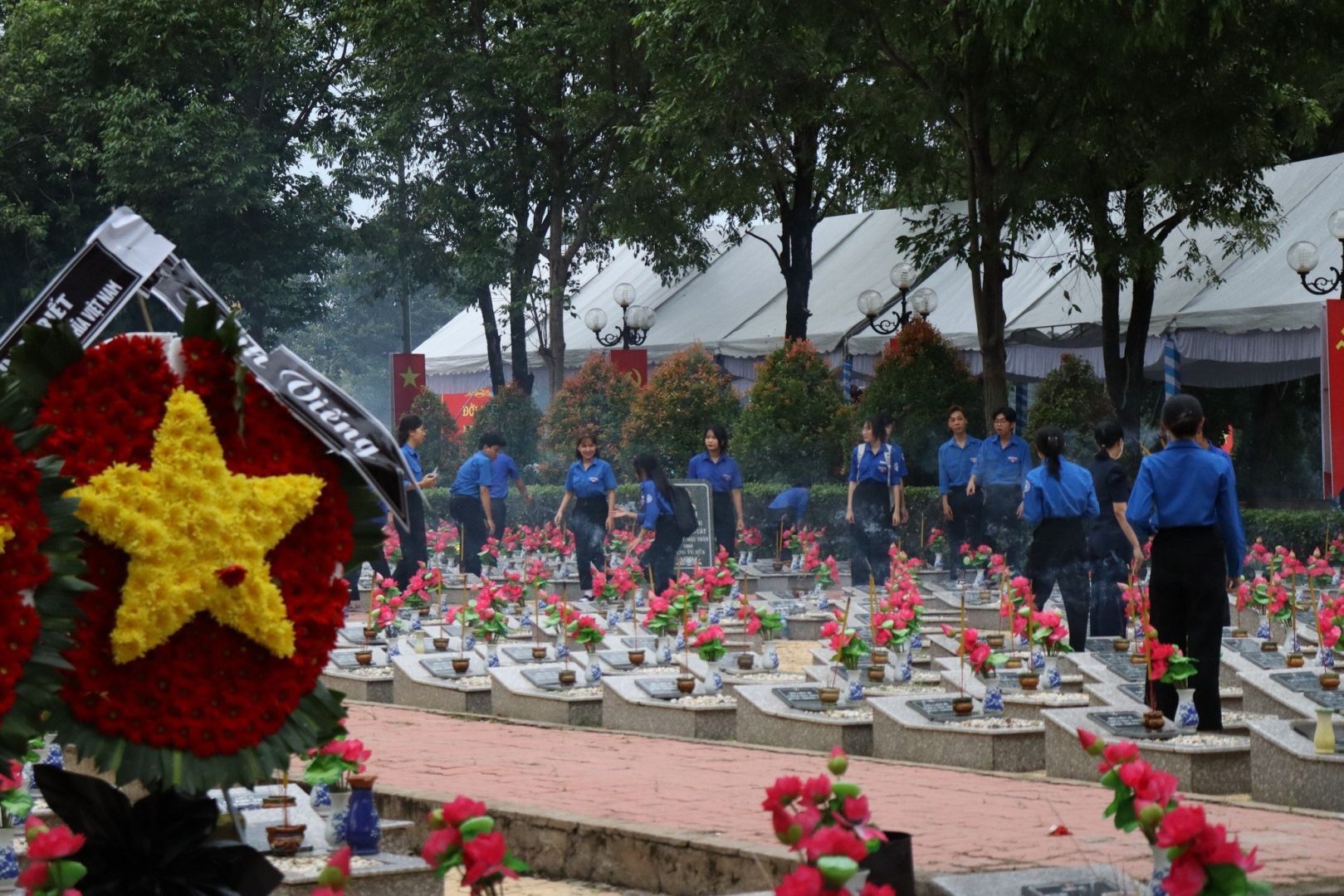 Có thể là hình ảnh về 3 người, đài kỷ niệm và văn bản