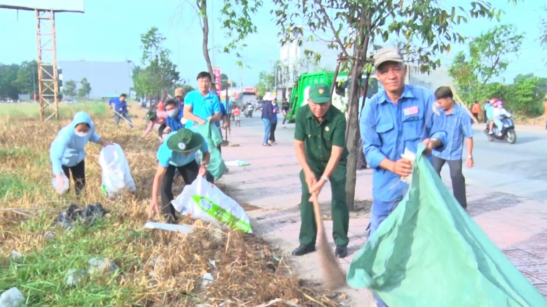 C&oacute; thể l&agrave; h&igrave;nh ảnh về 10 người, c&acirc;y v&agrave; cỏ