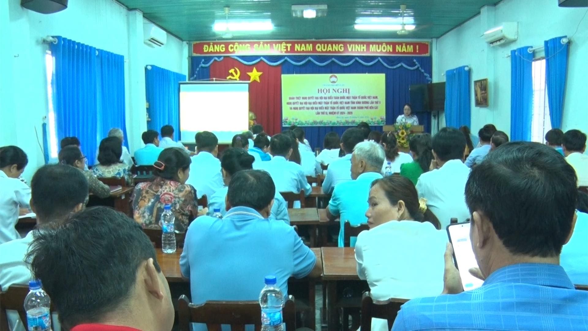 Có thể là hình ảnh về 9 người, mọi người đang học và văn bản