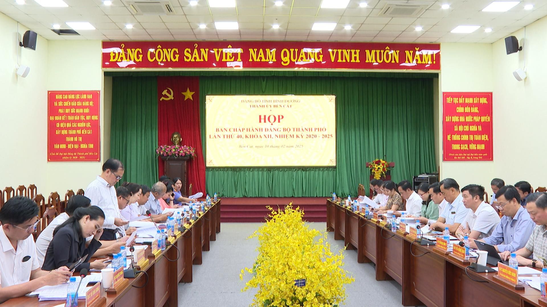 C&oacute; thể l&agrave; h&igrave;nh ảnh về 10 người, mọi người đang học v&agrave; văn bản