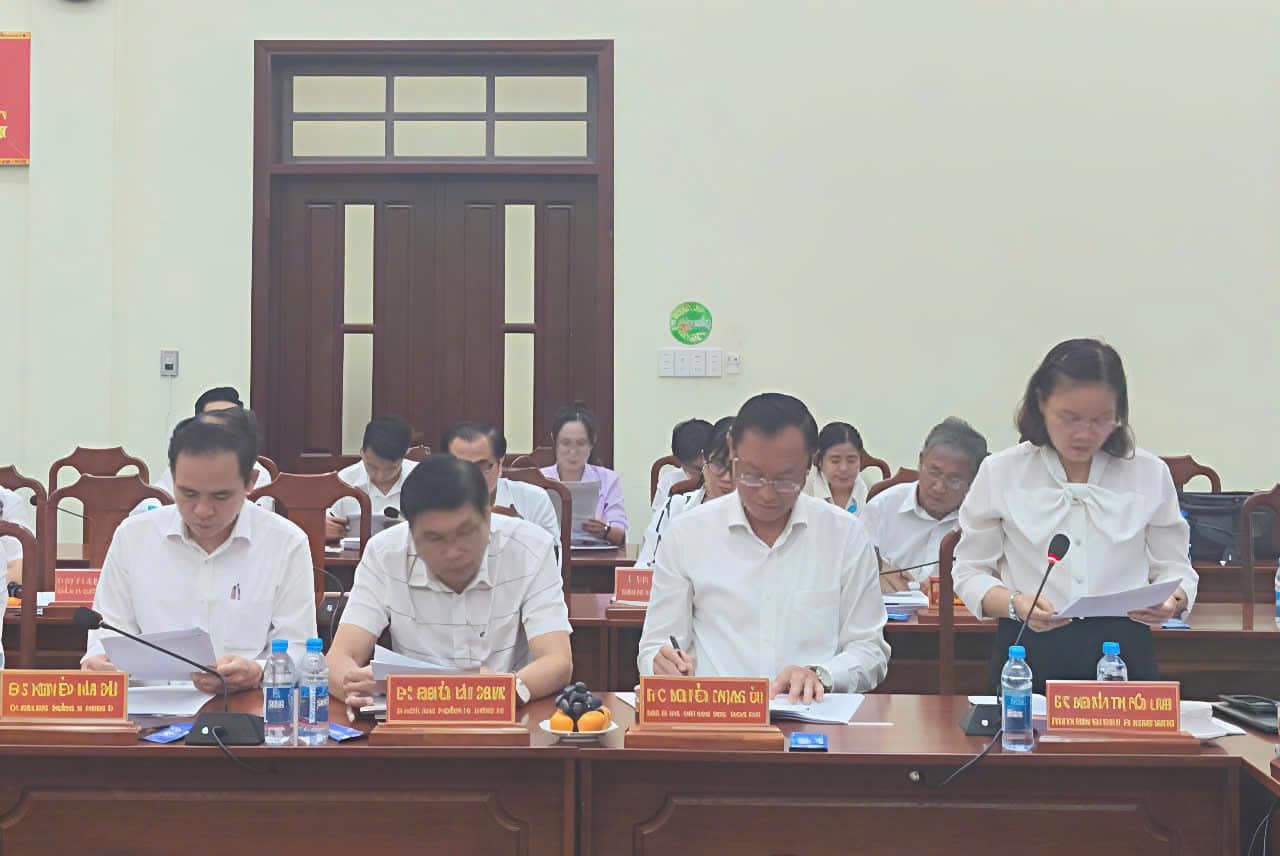 Có thể là hình ảnh về 7 người, mọi người đang học và văn bản