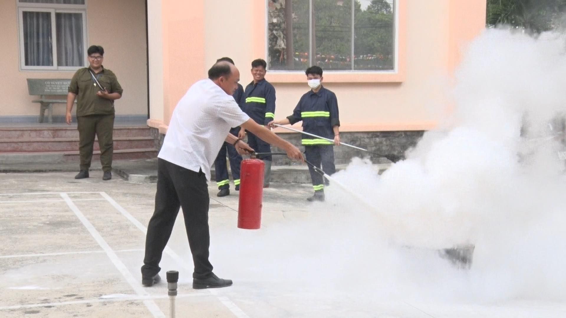 Có thể là hình ảnh về 3 người