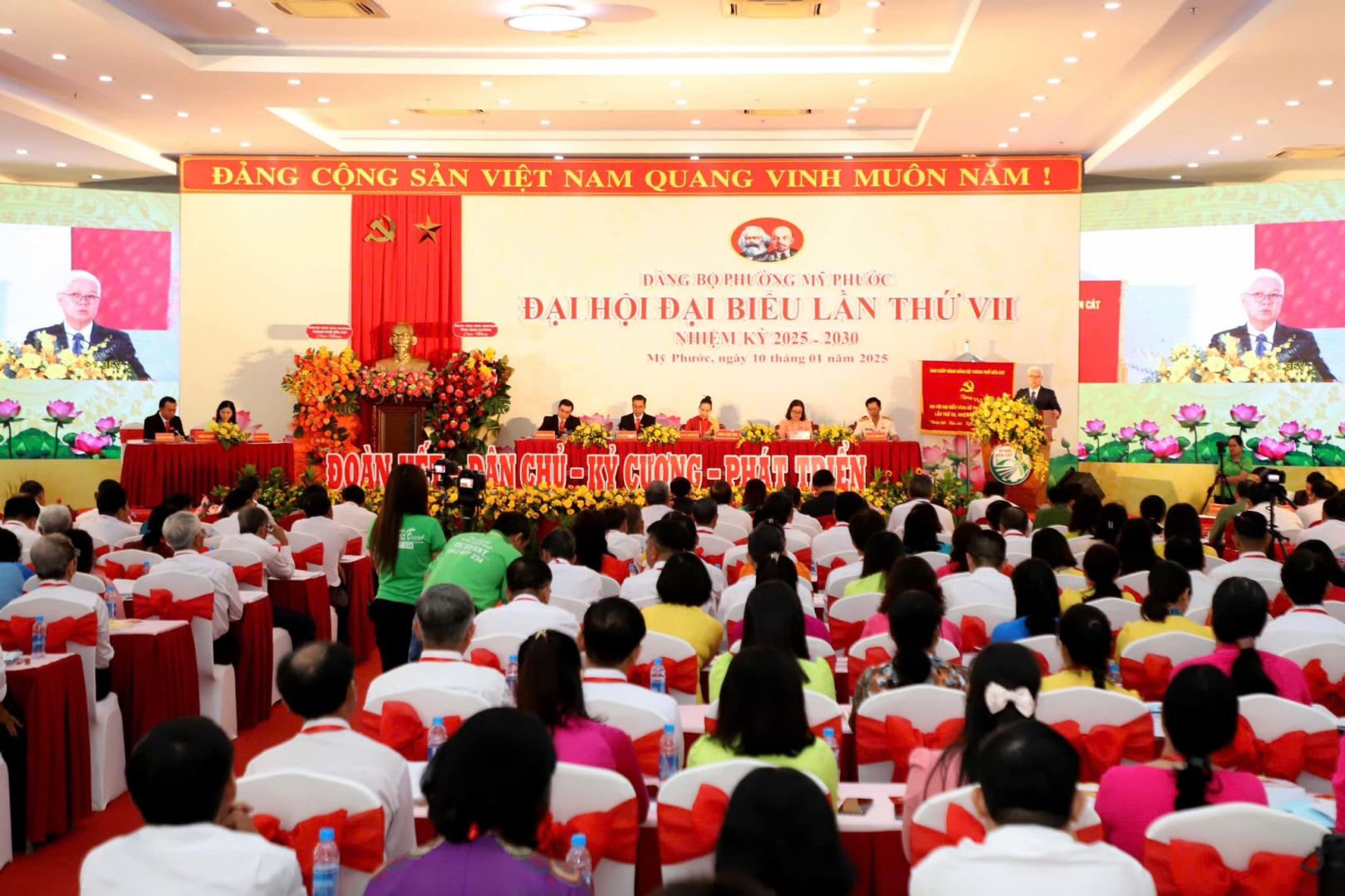 Có thể là hình ảnh về 3 người, cái bục và văn bản