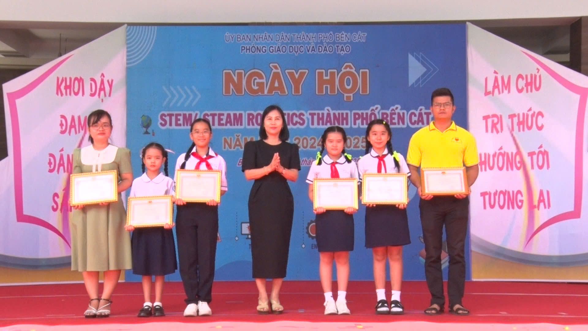 Có thể là hình ảnh về 7 người và văn bản