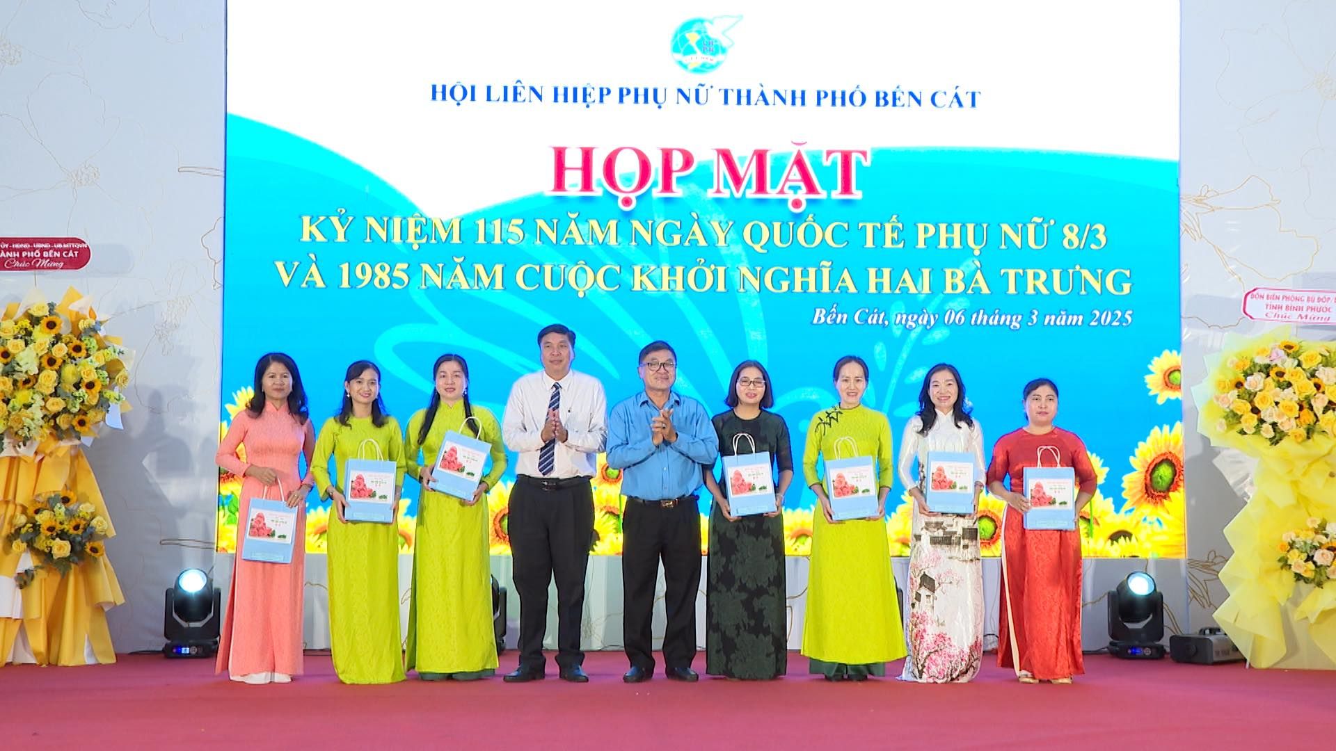 Có thể là hình ảnh về 9 người, cái bục và văn bản cho biết 'HỘI LIÊN HTEP PHỤ NỮ THÀNH ΡHό BEN CẤT nyKaKp HỌP MẠT Ky NIỆM 115 NĂM NGÀY QUỐC TÊ PHỤ NỮ 8/3 VÀ 1985 NĂM CUỘC KHƠI NGHĨA HAI BA TRUNG Bến Cát, ngày 06 tháng nàm2025 nàm 2025 Hs0w .SDN'