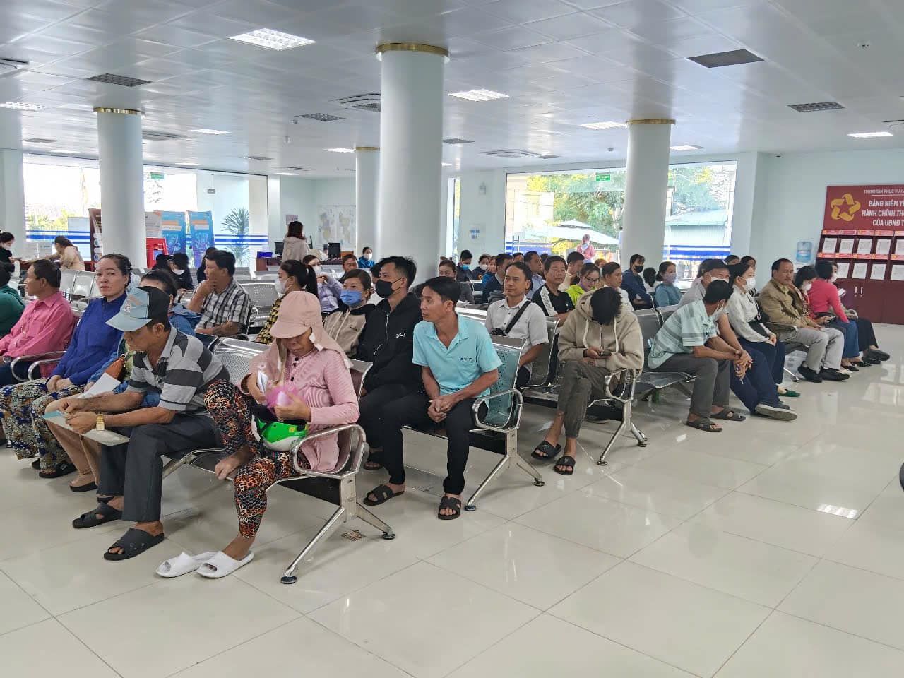 Có thể là hình ảnh về 8 người