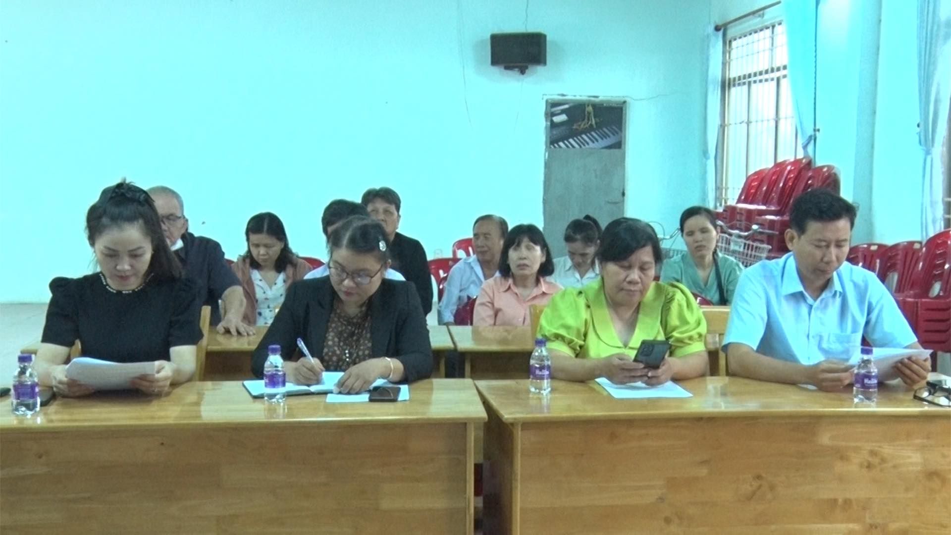 Có thể là hình ảnh về 7 người và mọi người đang học