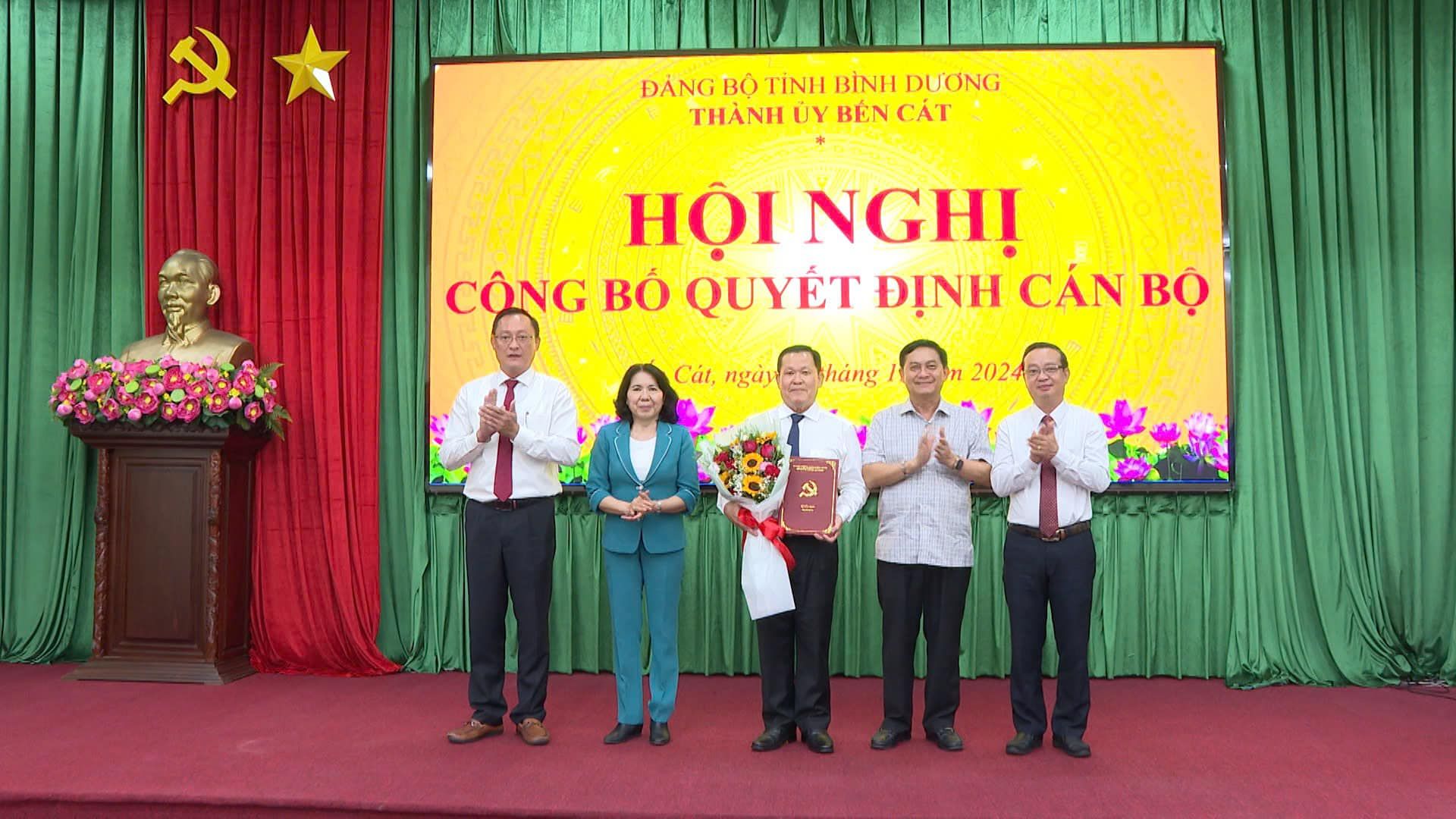 Có thể là hình ảnh về 5 người và văn bản