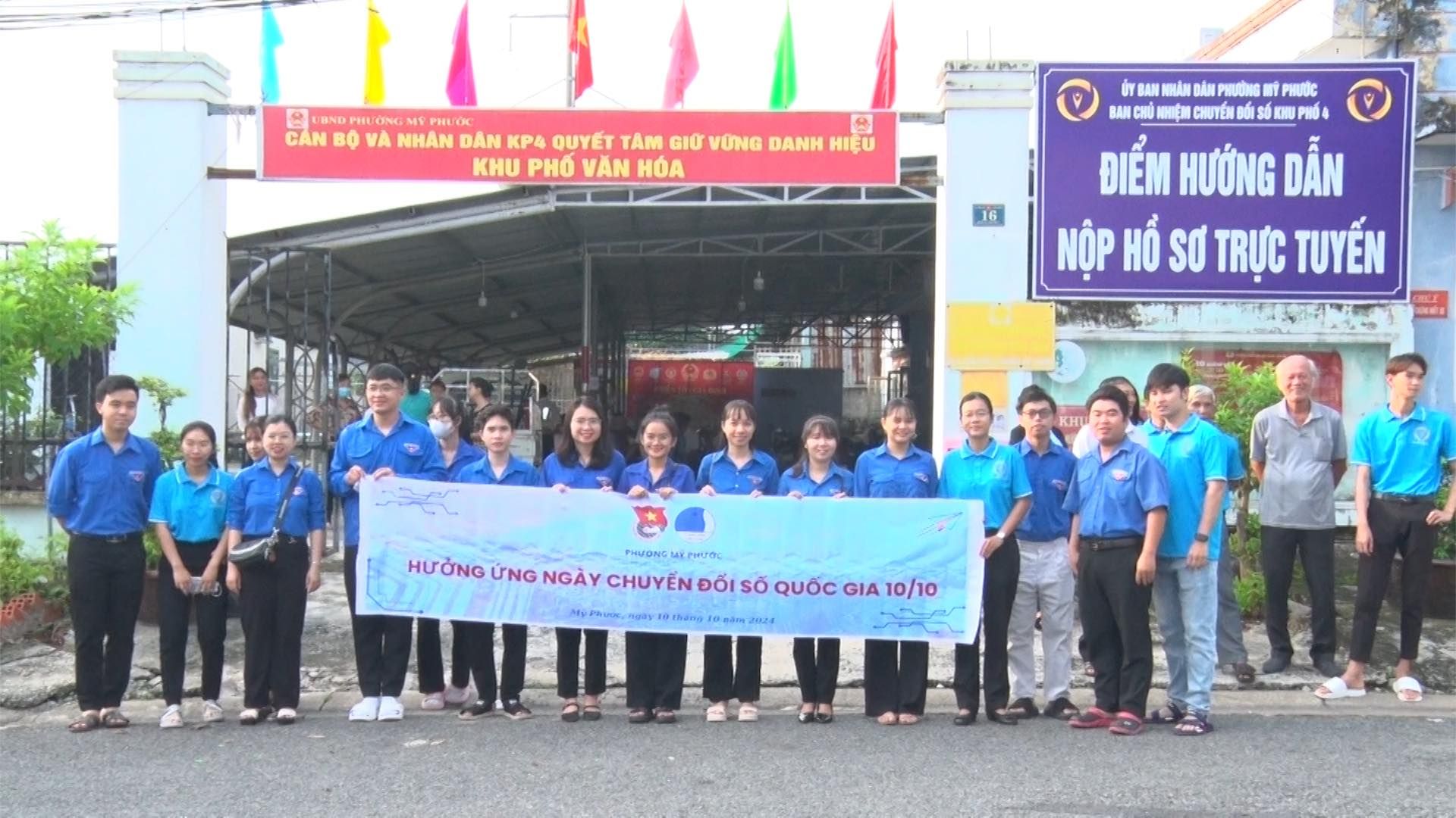 Có thể là hình ảnh về 16 người và văn bản