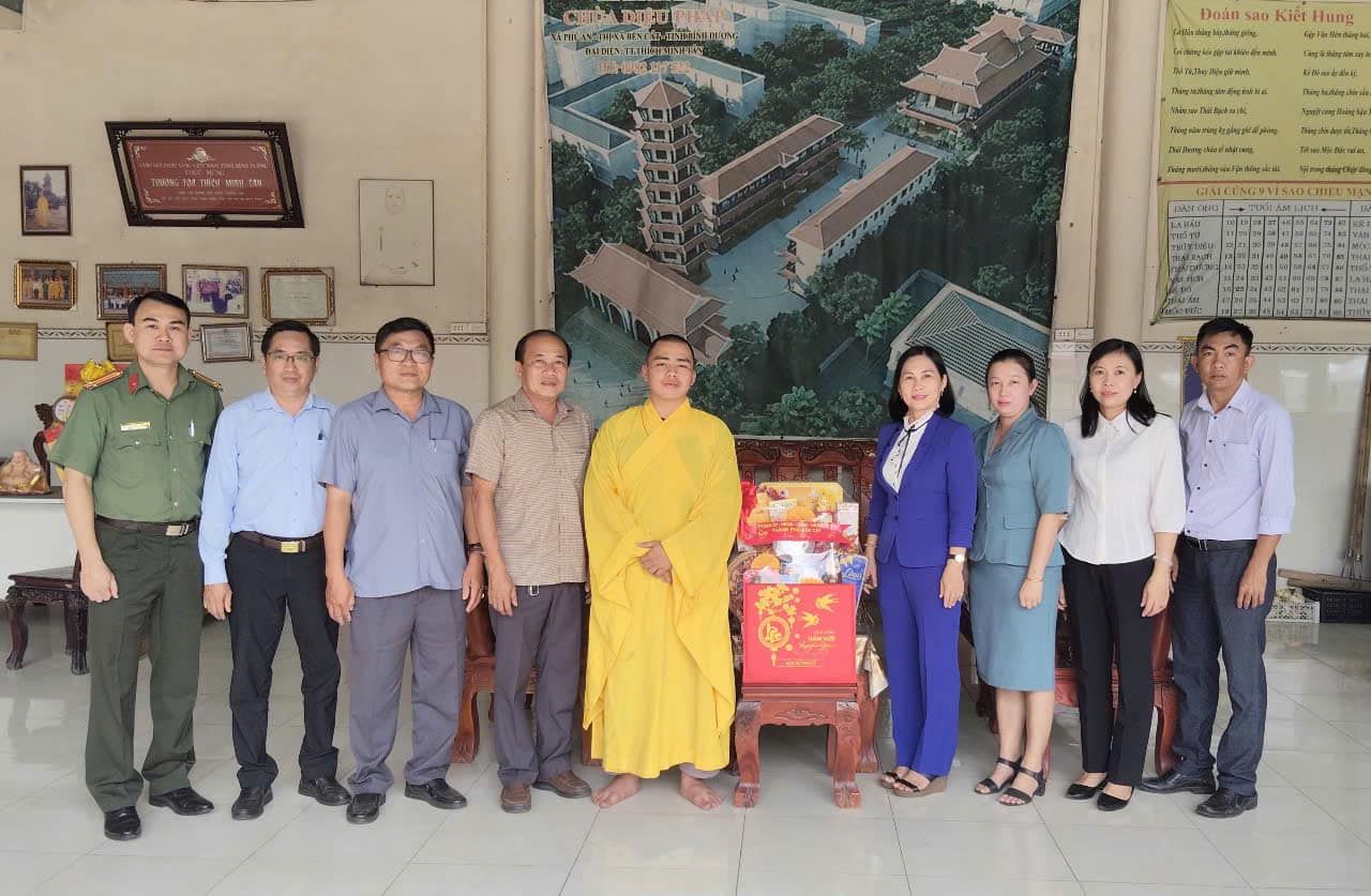 Có thể là hình ảnh về 10 người và văn bản